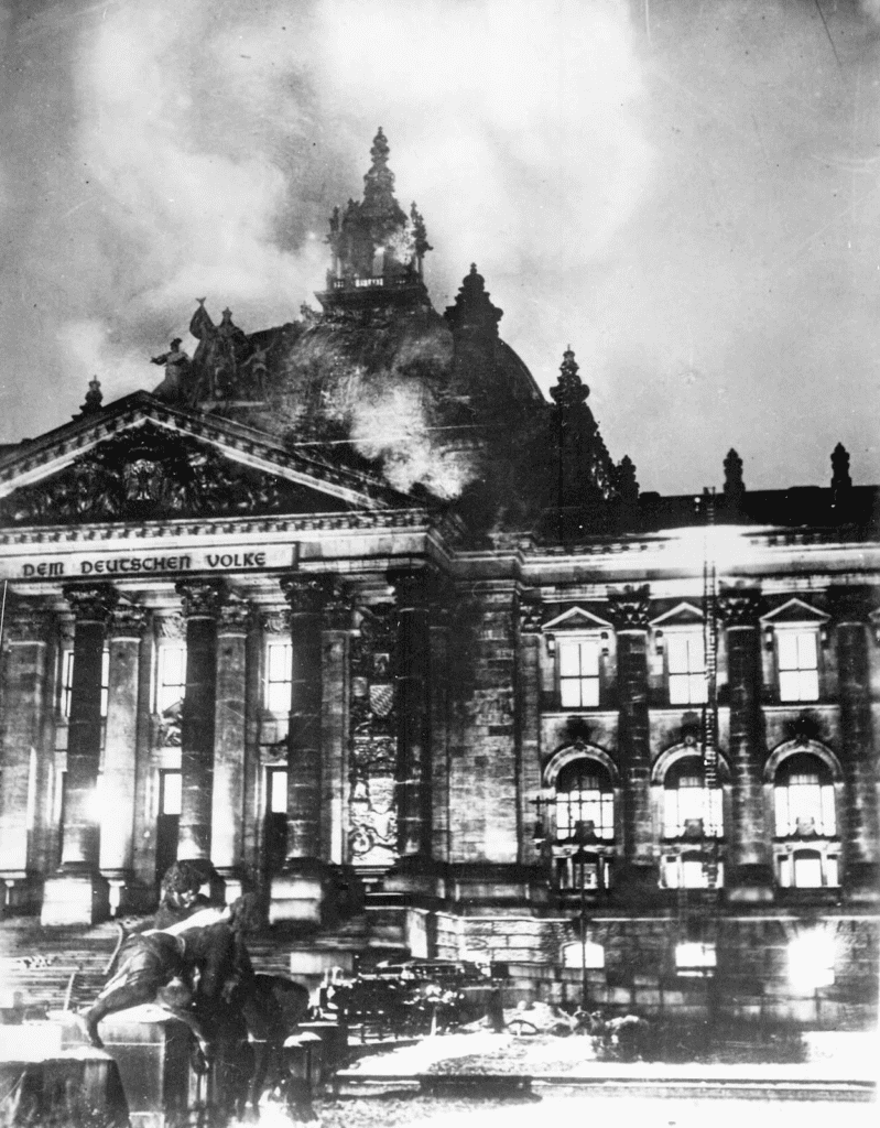 A berlini Reichstag épülete lángokban áll 1933. február 27-én éjszaka.