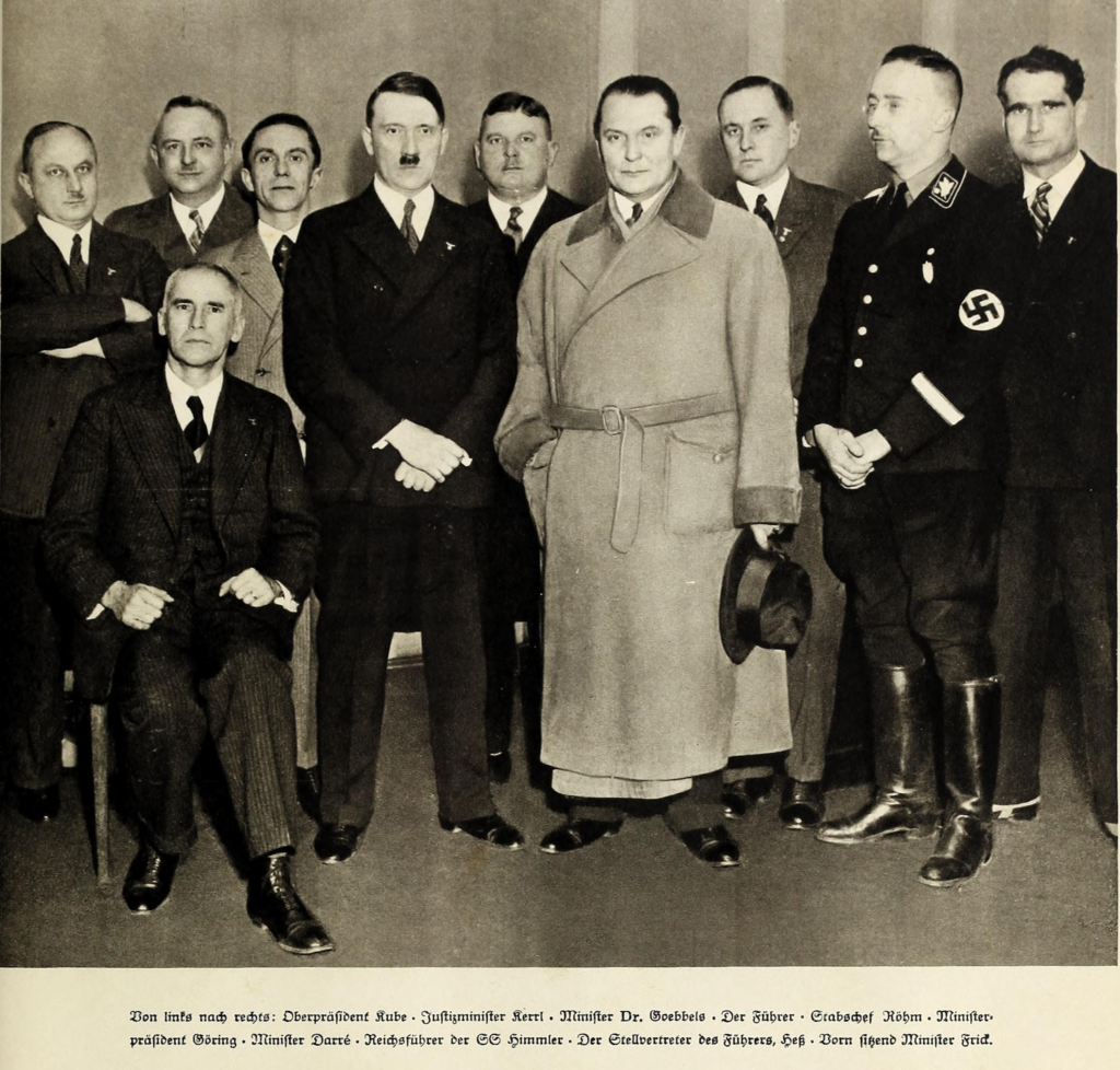 Adolf Hitler és új kormányának politikusai a kancellári kinevezés napján, 1933. január 30-án.