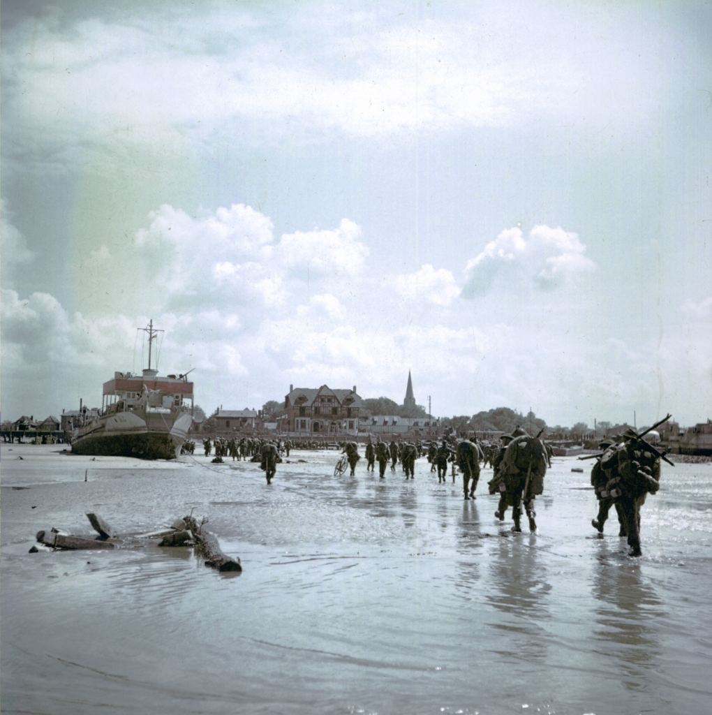 Kanadai gyalogosok haladnak a Juno Beach homokjáról Bernières-sur-Mer épületei felé 1944. június 6-án.